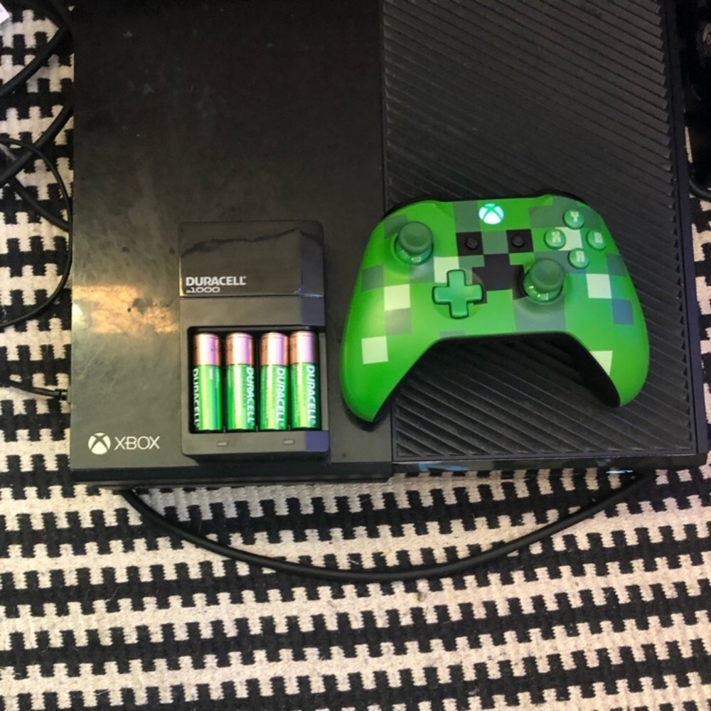 Xbox One 500 GB (no hdmi cord)